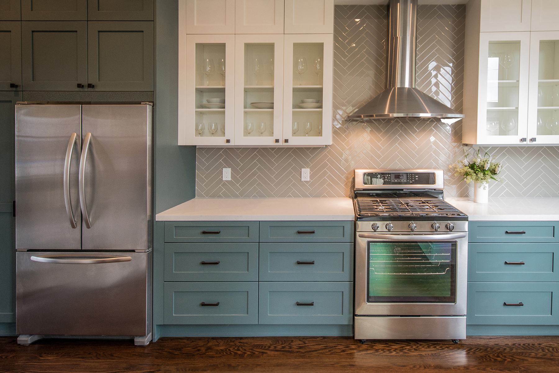 modern kitchen tiled walls